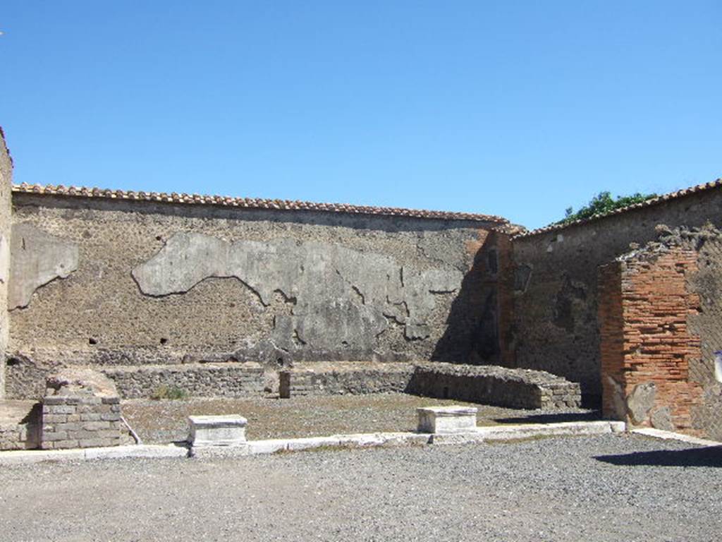 VII.9.7 and VII.9.8 Pompeii. Macellum.  December 2007. Large room in south east corner. Market room and counter used for the sale of meat and fish.  Looking east.