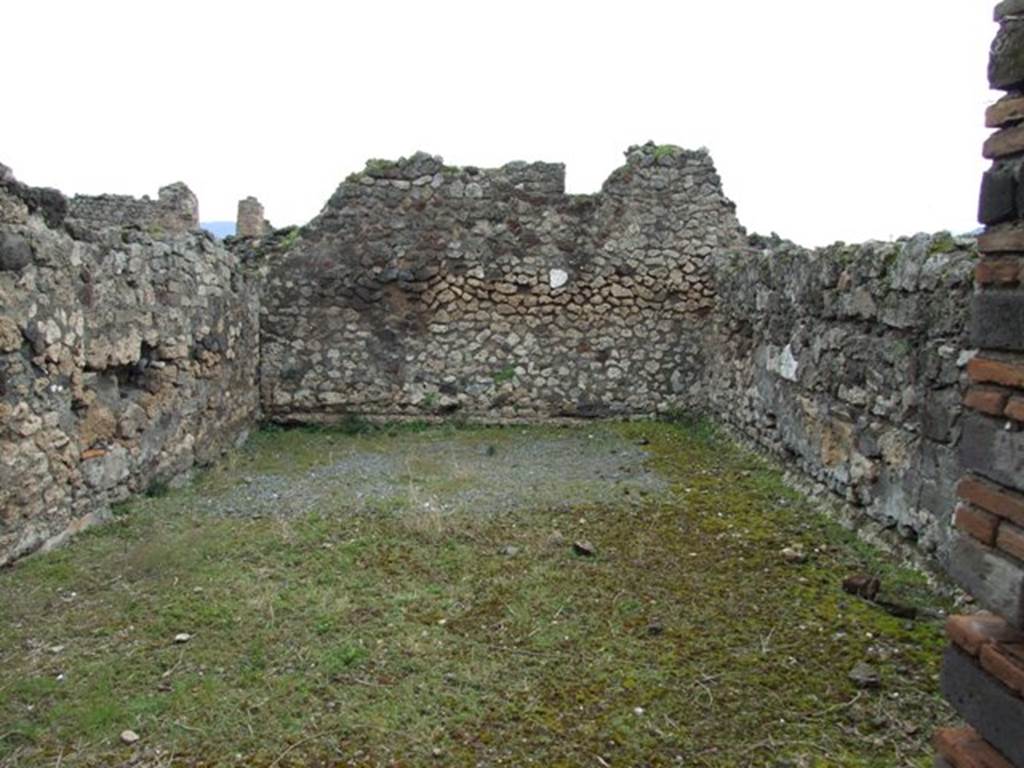 VII.9.47 Pompeii.  March 2009.  Room 4.  Triclinium, on east side of anteroom.