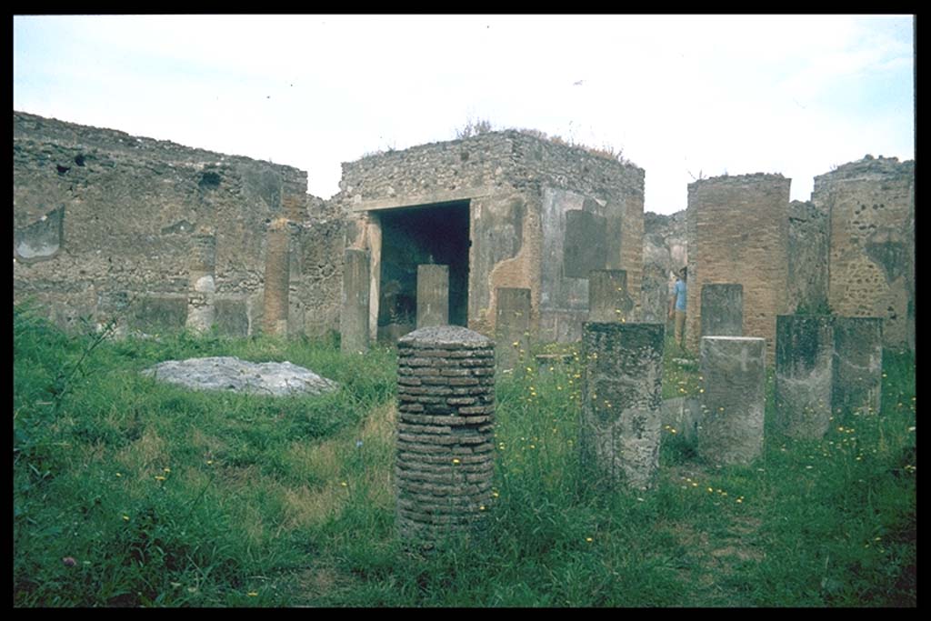 VII.9.47 Pompeii. Looking north-west across garden area, towards room 11, oecus.
Photographed 1970-79 by Günther Einhorn, picture courtesy of his son Ralf Einhorn.
