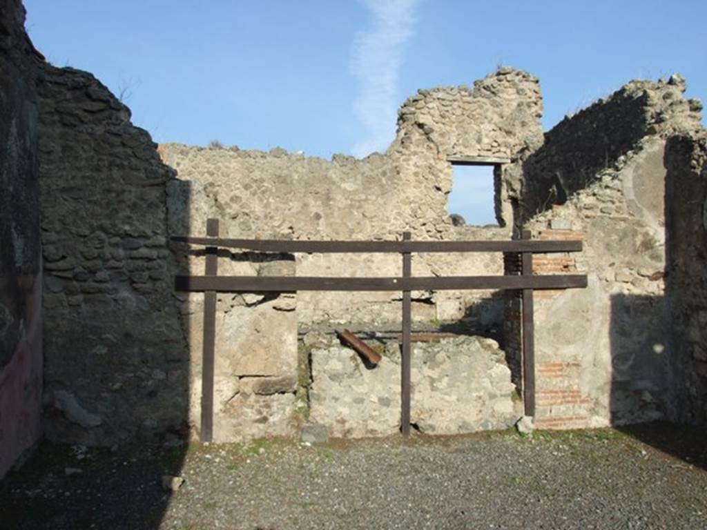 VII.13.1 Pompeii. December 2007. North wall of shop-room with access to rear room at VII.13.25, which is on a higher level.