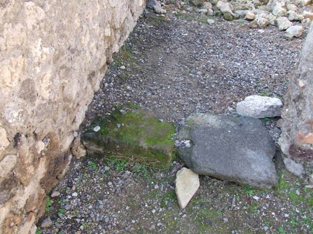 VII.13.7 Pompeii. December 2007. Entrance doorway to small room or triclinium on west side of dwelling.