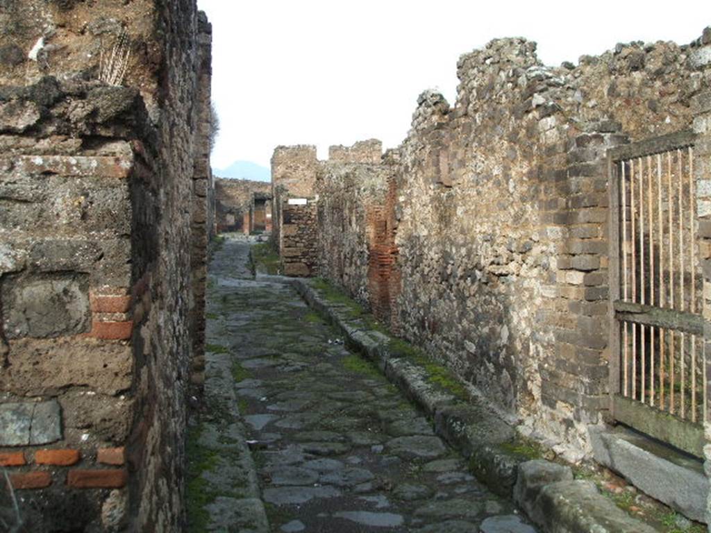 VII.13.11 Pompeii. December 2004. Vicolo della Maschera looking north.VII.14 on right.