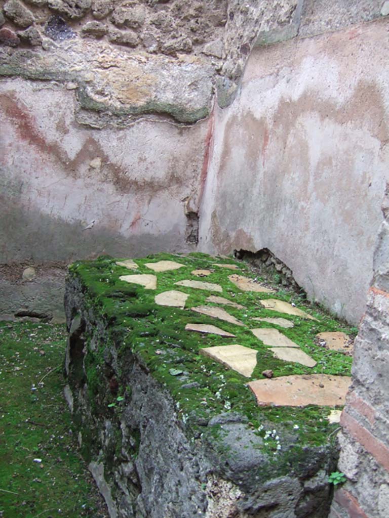 VII.13.15 Pompeii. December 2005. Looking south-west from entrance, towards masonry bed.