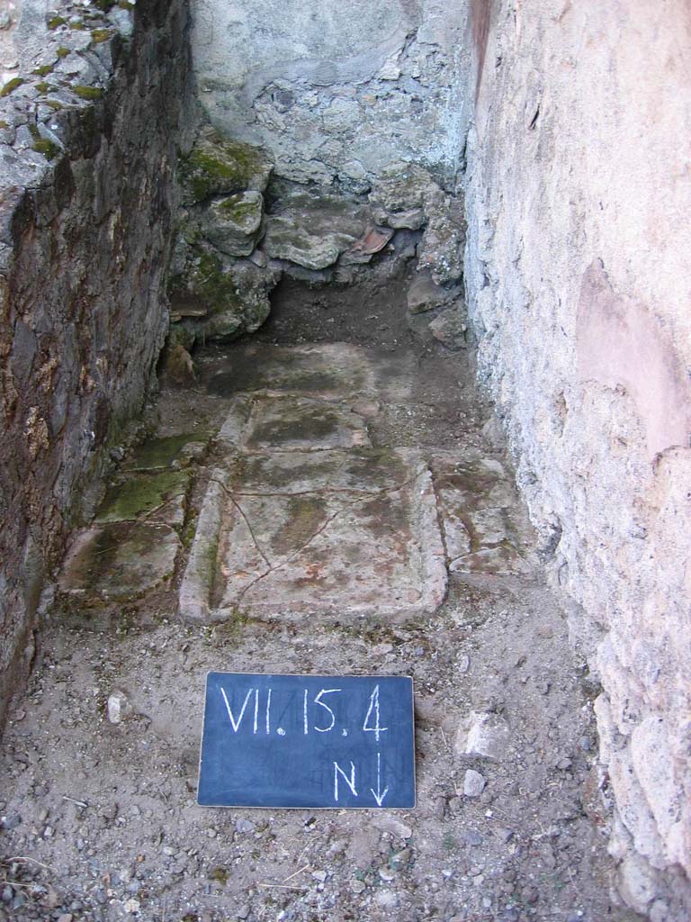 VII.15.4 Pompeii. July 2006. Looking south in latrine. Photo courtesy of Barry Hobson.