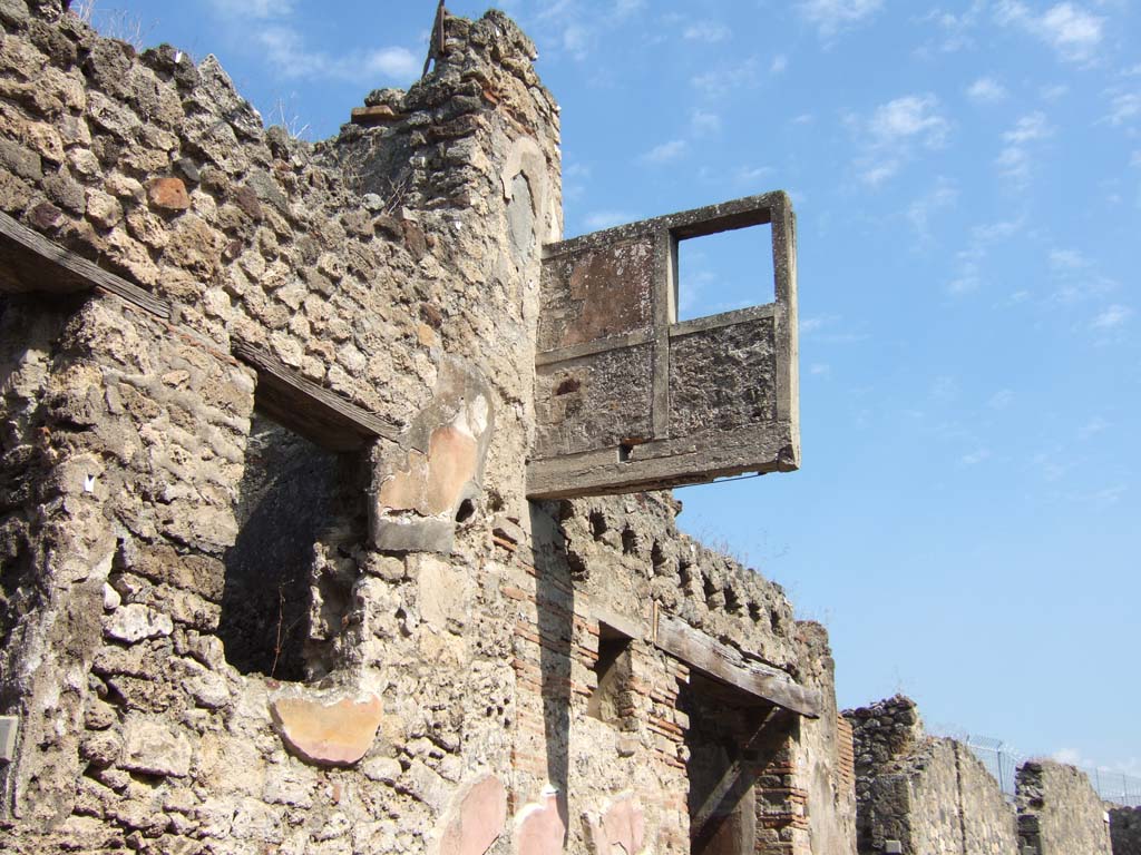 VII.15.4 and VII.15.5 Pompeii. September 2005. Upper storey with hanging balcony.