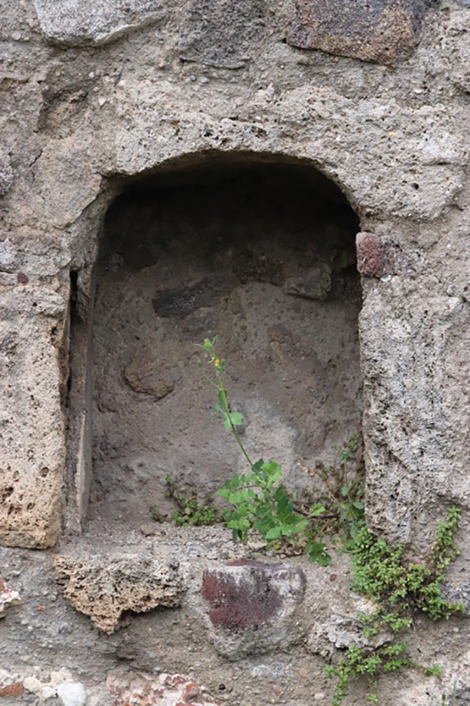 VII.16.7 Pompeii. May 2024.  
Detail of niche at north end of west wall. Photo courtesy of Klaus Heese.
