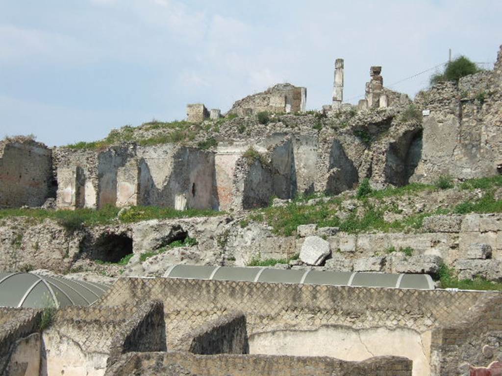 VII.16.13 Pompeii. May 2006. Rear of house above Suburban Baths. The 3 different levels of the house can be seen and the city walls. This shows the house was built over the city walls which were no longer needed. This part of Pompeii was the location of several houses of wealthy people. Like the House of Umbricius Scaurus, a number of the houses here had several floor levels and views of the sea.