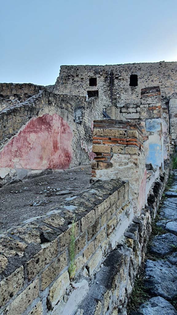 VII.16.a Pompeii. July 2021. 
Looking east along portico and front façade of upper level, leading to Porta Marina, on right.
Foto Annette Haug, ERC Grant 681269 DÉCOR.
