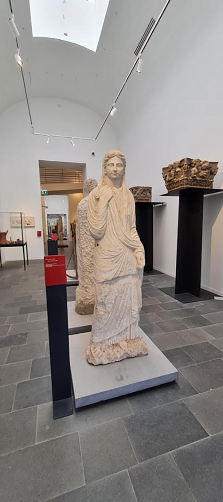 VIII.1.4 Pompeii. April 2022.
Looking towards limestone funerary statue of a woman, found at Porta Nocera tomb 34aEN.
Photo courtesy of Giuseppe Ciaramella.
