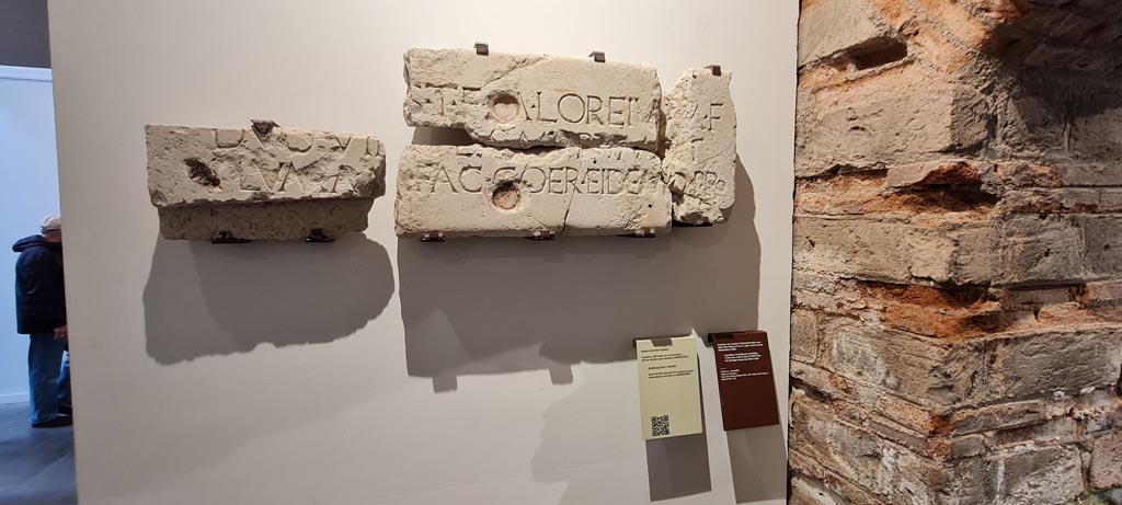 VIII.1.4 Antiquarium. April 2022.
Limestone inscription recording the rebuilding of the town walls in about 70BCE after the damages caused by Sulla’s siege, found in VII.1.40.
Photo courtesy of Giuseppe Ciaramella.
(Iscrizione che ricorda il rifacimento della mura dalla citta intorno a 70 a.C dopo i danni causati dall’assalto di Sulla).
