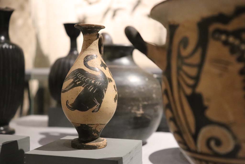 VIII.1.4 Pompeii Antiquarium. February 2021. Detail from grave goods from Herculaneum Gate necropolis.
Photo courtesy of Fabien Bièvre-Perrin (CC BY-NC-SA).
