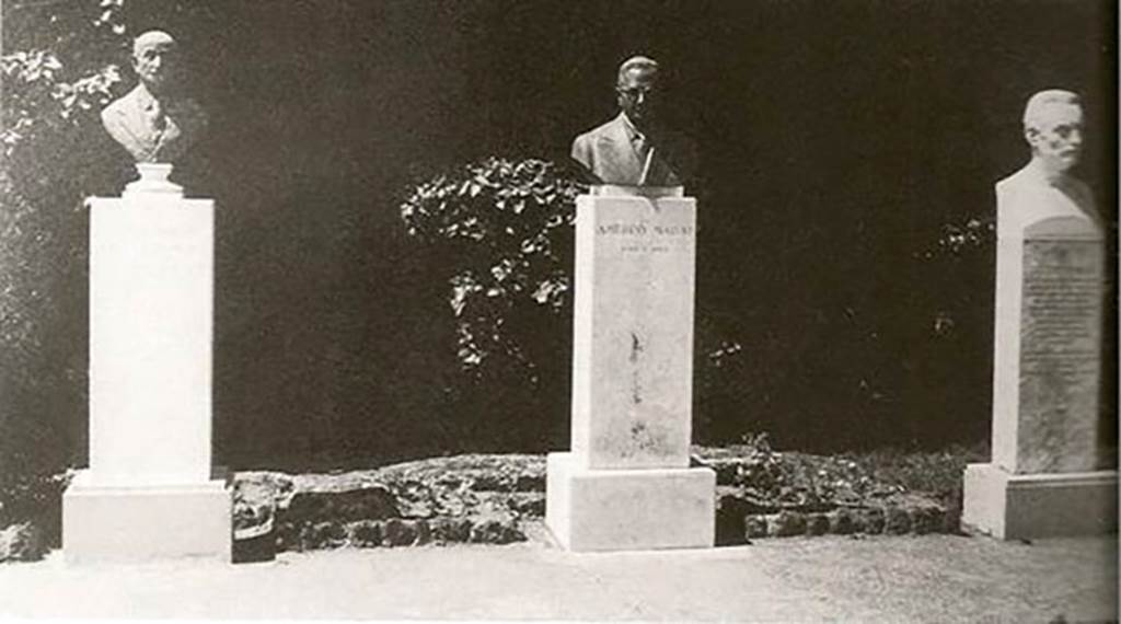 Larario dei Pompeianisti. Pompeii. Old photo of busts of Matteo Della Corte, Amedeo Maiuri and August Mau.