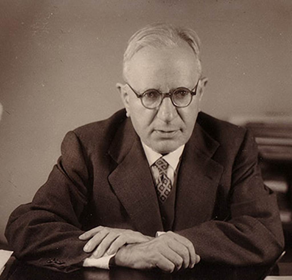 Larario dei Pompeianisti. Pompeii. Photograph of Amedeo Maiuri (January 7, 1886 - April 7, 1963).