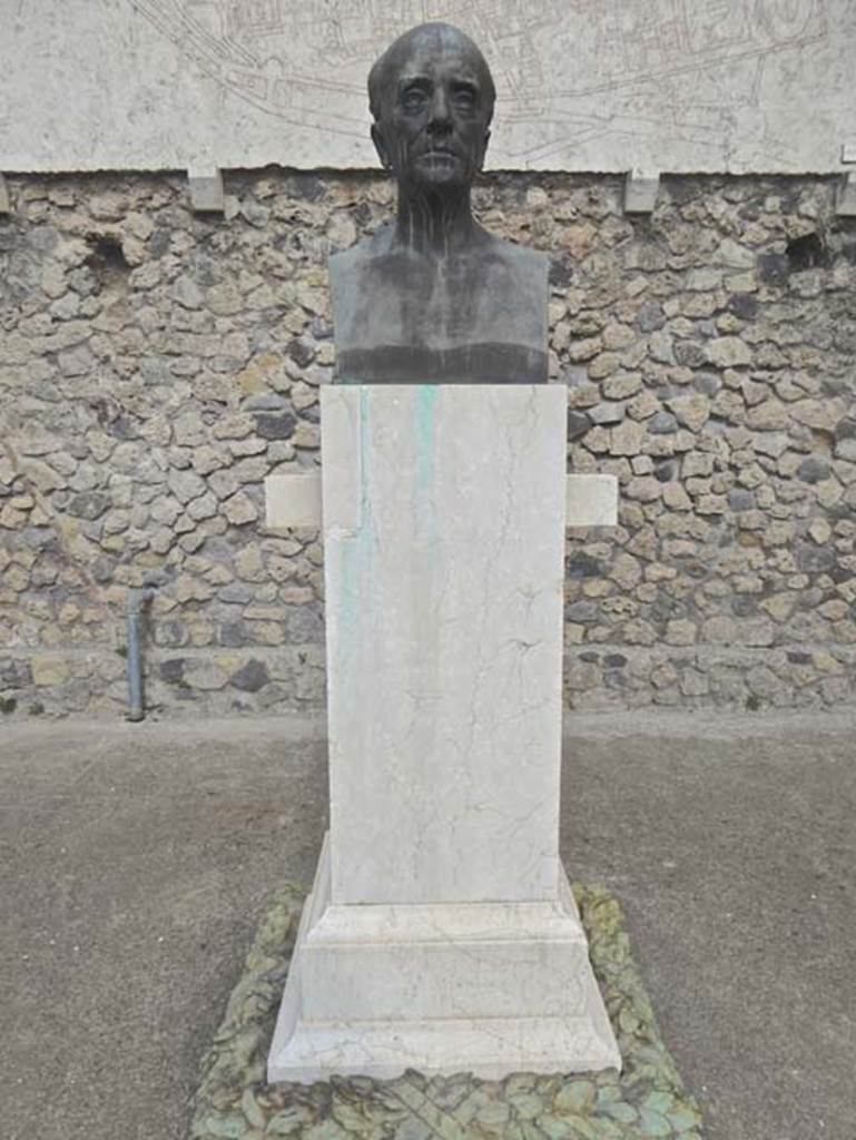 Larario dei Pompeianisti. Pompeii. September 2016. Bust of Giuseppe Fiorelli (7 June 1823 to 28 January 1896).  
Photo courtesy of Michael Binns.

