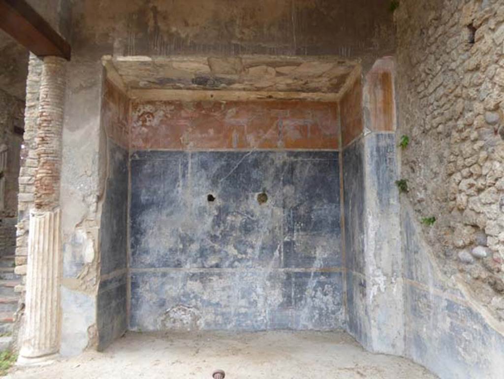 VIII.1.a, Pompeii. June 2017. Detail of painted decoration on north wall at end of portico. Photo courtesy of Michael Binns.
