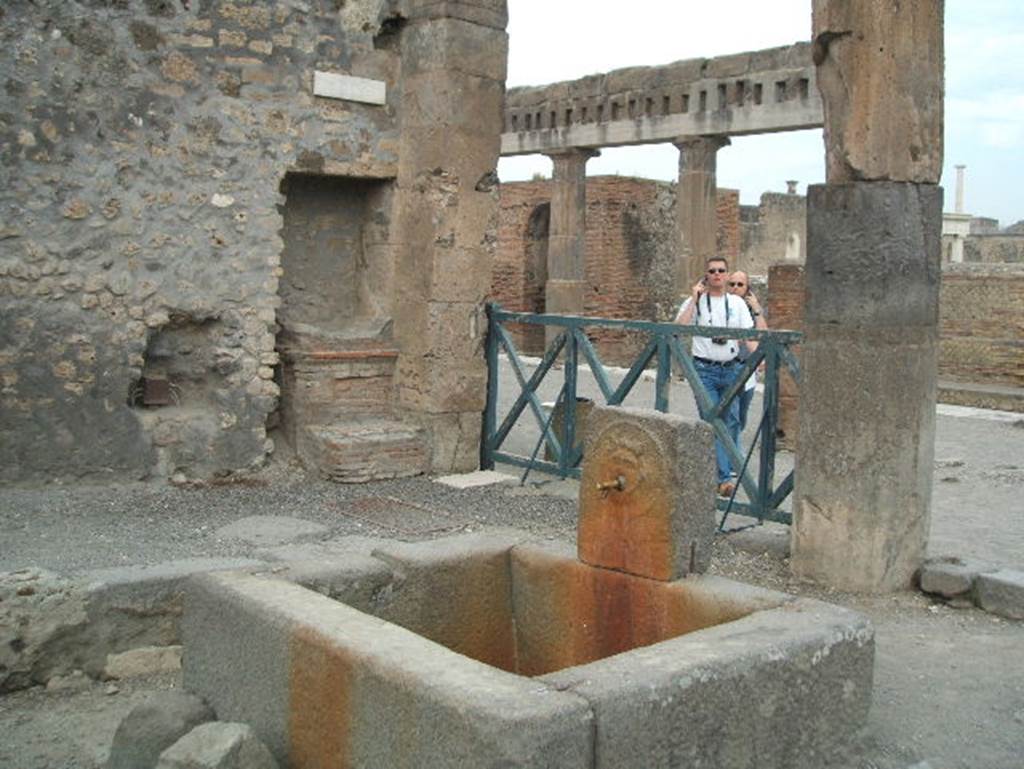 Outside VIII.2.11, Pompeii. May 2005. Fountain and street altar in Via delle Scuole. 