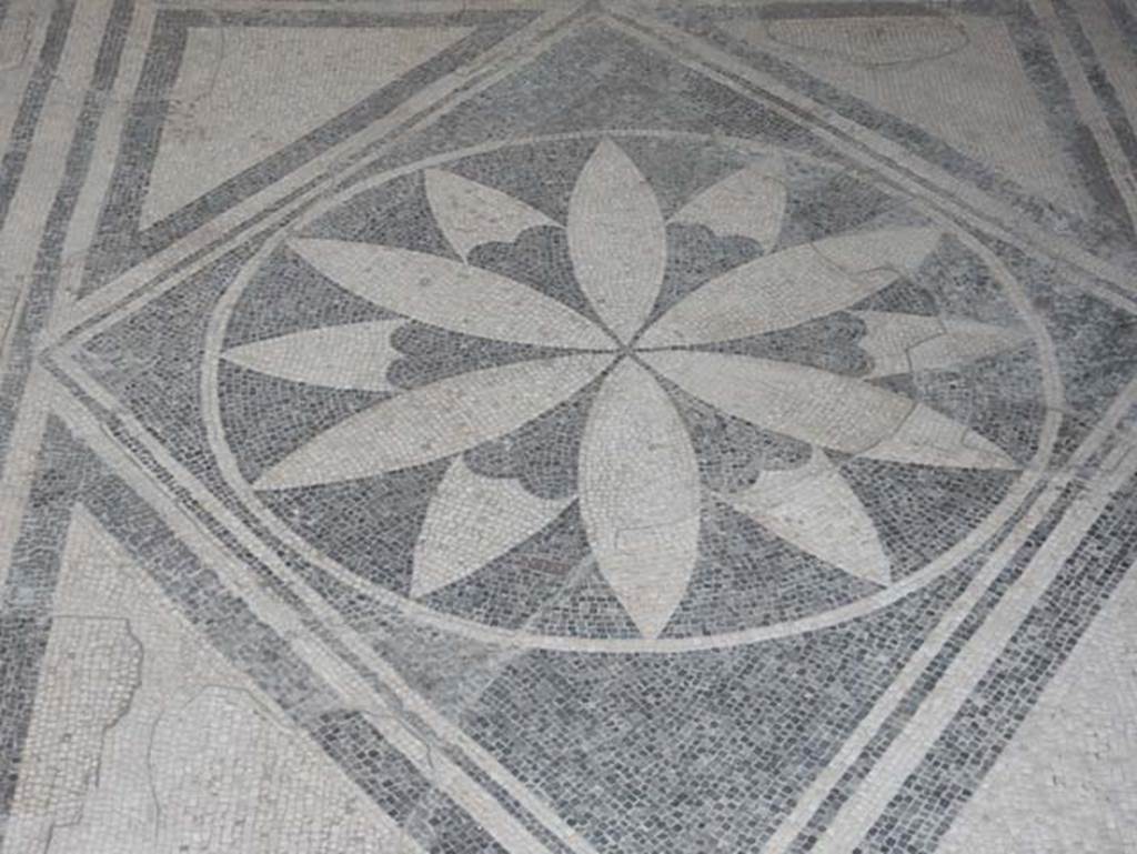 VIII.2.16 Pompeii. May 2017. Central motif in cubiculum in north-east corner of atrium.
Photo courtesy of Buzz Ferebee.

