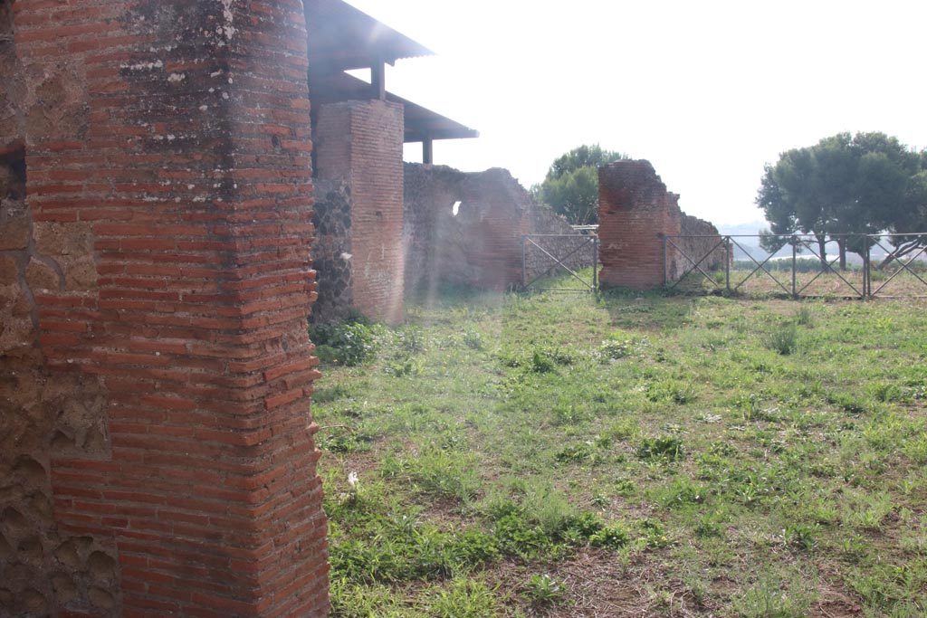 VIII.2.21 Pompeii. October 2023. 
Looking south from entrance doorway into atrium, with large tablinum, on right. Photo courtesy of Klaus Heese.
