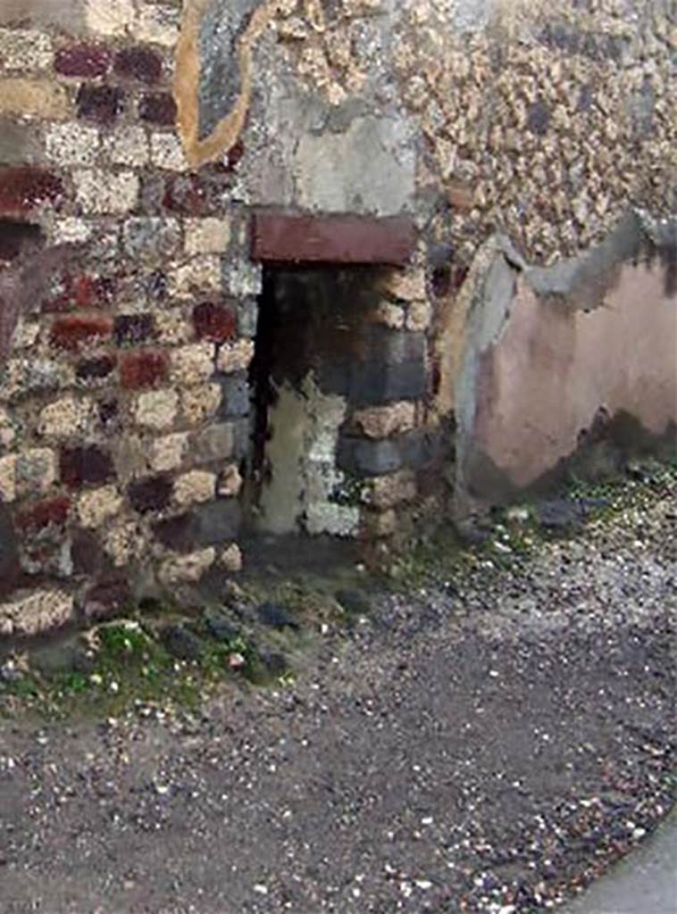 VIII.2.27 Pompeii. December 2005. Window of underground room in exterior front facade.