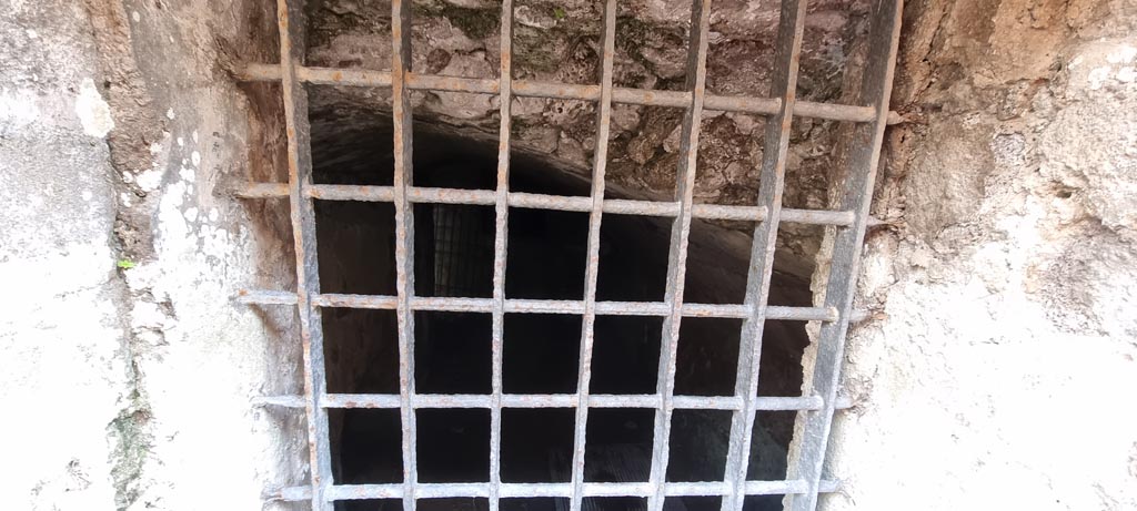 VIII.2.27 Pompeii. December 2023. Looking south through window into underground room. Photo courtesy of Miriam Colomer.

