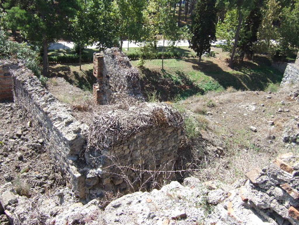 VIII.2.29 Pompeii, on right, looking down to lower level at rear (partly VIII.2.30 on left). September 2005.  According to Jashemski, on the lower level at the rear of VIII.2.29, the western house, two flights of stairs led down to a terrace. 
In the eastern house, VIII.2.30, the rooms at the rear opened onto a narrow portico (2.20m wide) supported by columns joined by a wooden fence. A few steps led down from this portico to the small garden which had been built over and beyond the city wall by constructing a support wall on the lava ledge. In the middle of the garden was a pool.
On the street level, the rooms at the rear of this double house opened onto two wide terraces from which there would have been a magnificent view.
See Jashemski, W. F., 1993. The Gardens of Pompeii, Volume II: Appendices. New York: Caratzas. (p.208)
