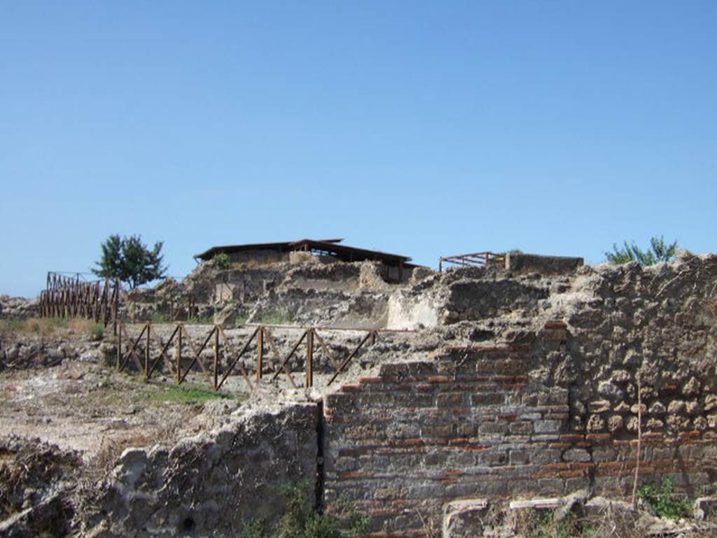 VIII.2.29 Pompeii in foreground with VIII.2.28 at rear. September 2005.