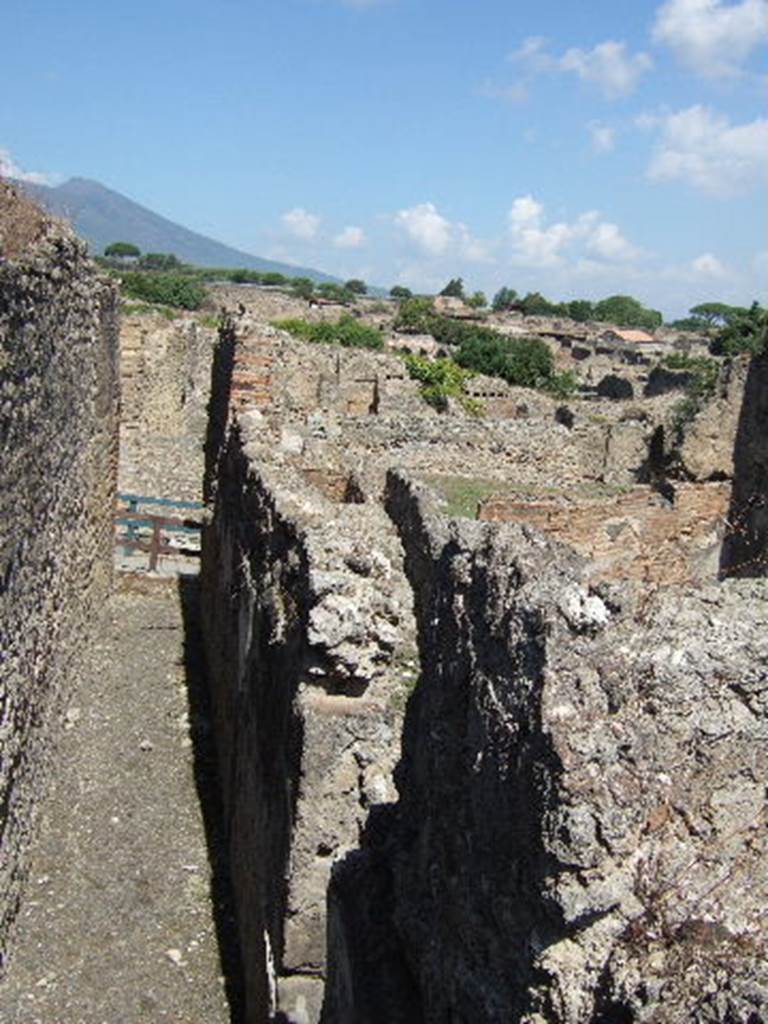 VIII.2.32 Pompeii. September 2005. Looking north along corridor, from VIII.2.30.