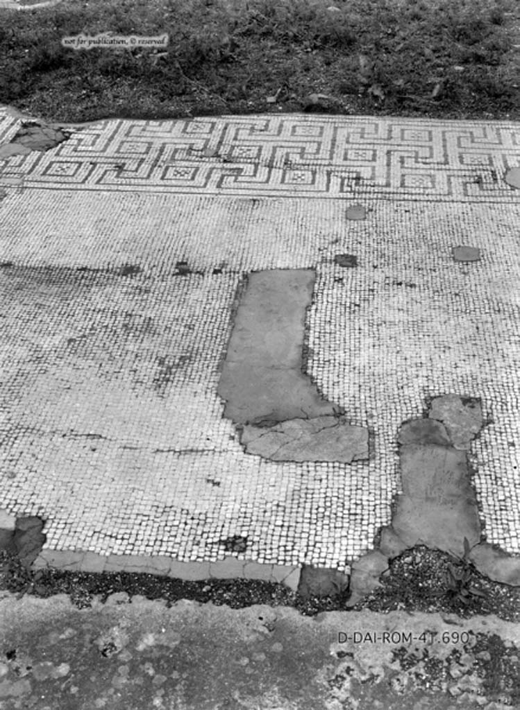 VIII.2.34 Pompeii. May 2006. Looking south-west from atrium. On the left is the doorway to room ‘m’.
In the centre of the south wall of room ‘i’, the west ala, is the doorway to room ‘o’ with stairs to upper floor, and latrine beneath.
