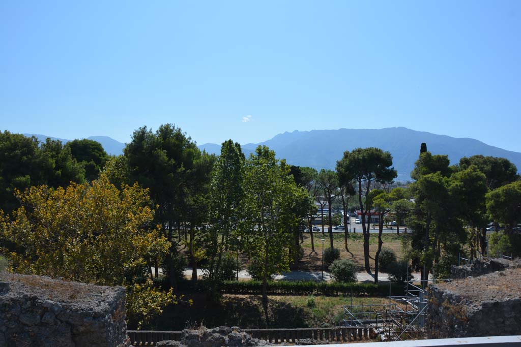 VIII.2.34 Pompeii. September 2019. Looking south from tablinum.
Foto Annette Haug, ERC Grant 681269 DÉCOR.
