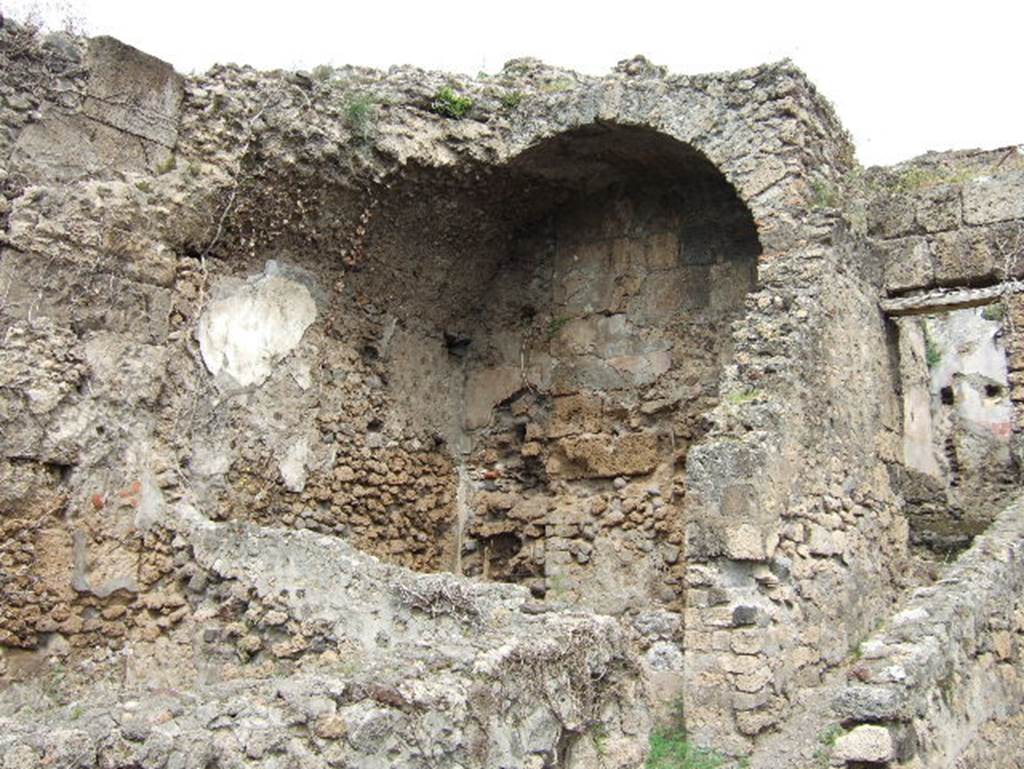 VIII.2.34 Pompeii. May 2006. Looking north-west towards vaulted room ‘6’, near ramp or steps of passageway ‘7’ from lower rear rooms.
