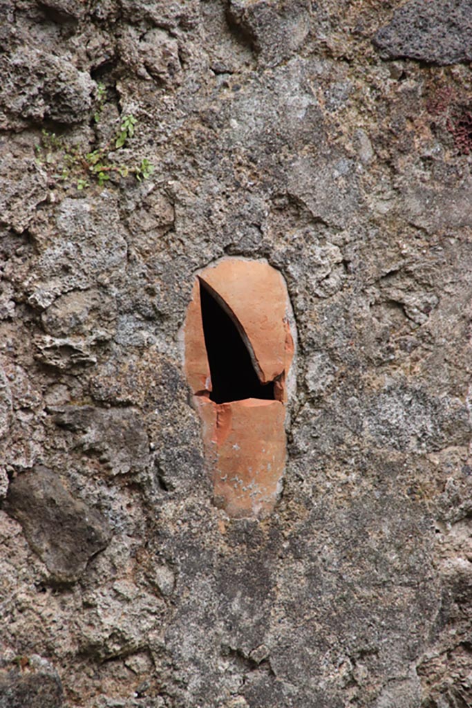 VIII.2.38 Pompeii. May 2024.
Detail of terracotta vessels used as downpipe in east wall. Photo courtesy of Klaus Heese.
