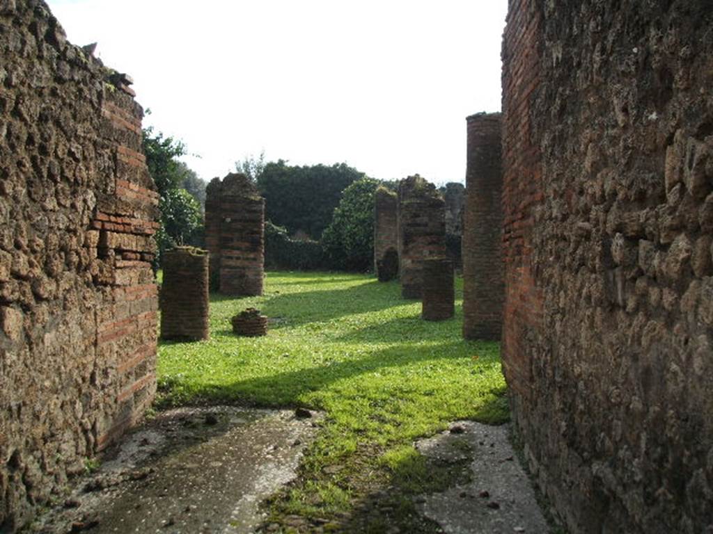 VIII.3.4 Pompeii.  December 2004.  Looking south from fauces.  