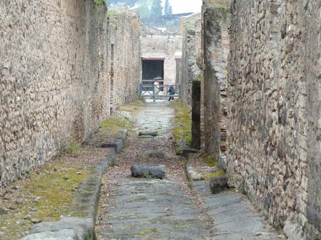 VIII.3.13, on left. May 2010. Looking north on Vicolo dei Dodici Dei between VIII.3 and VIII.5 towards Via dell’Abbondanza. 