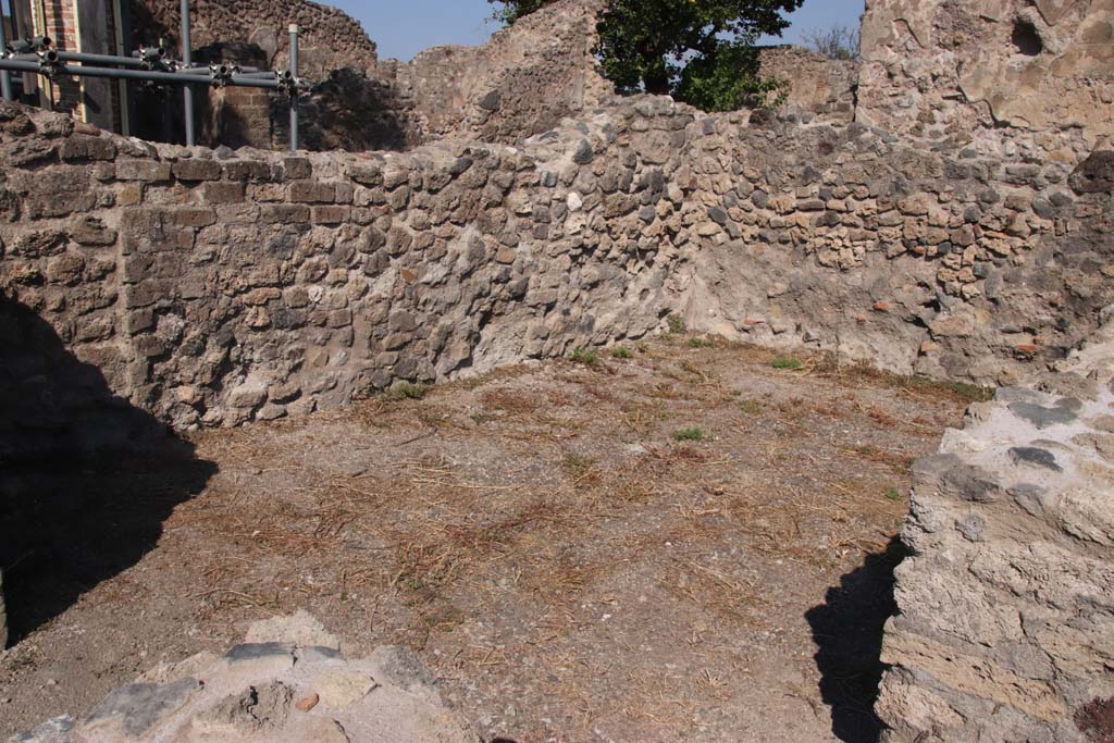 VIII.3.15 Pompeii. September 2021. Looking north-west across room 4, triclinium. Photo courtesy of Klaus Heese.