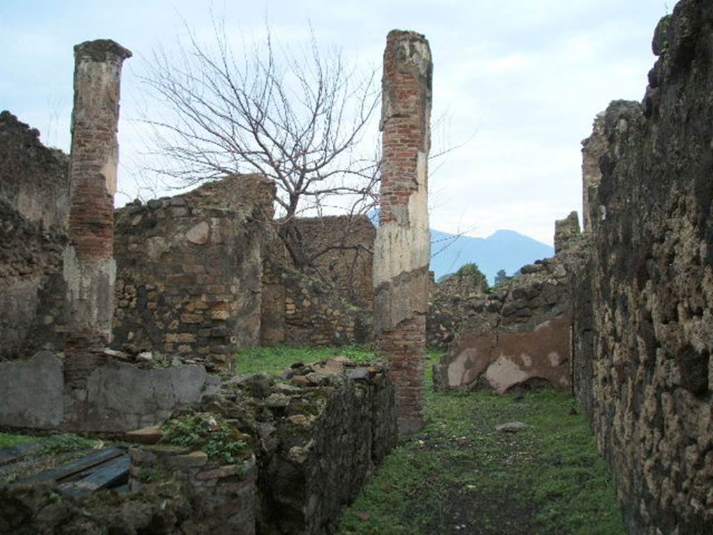 VIII.3.16 Pompeii. December 2004. Looking north across peristyle from entrance towards large room in north-east corner.