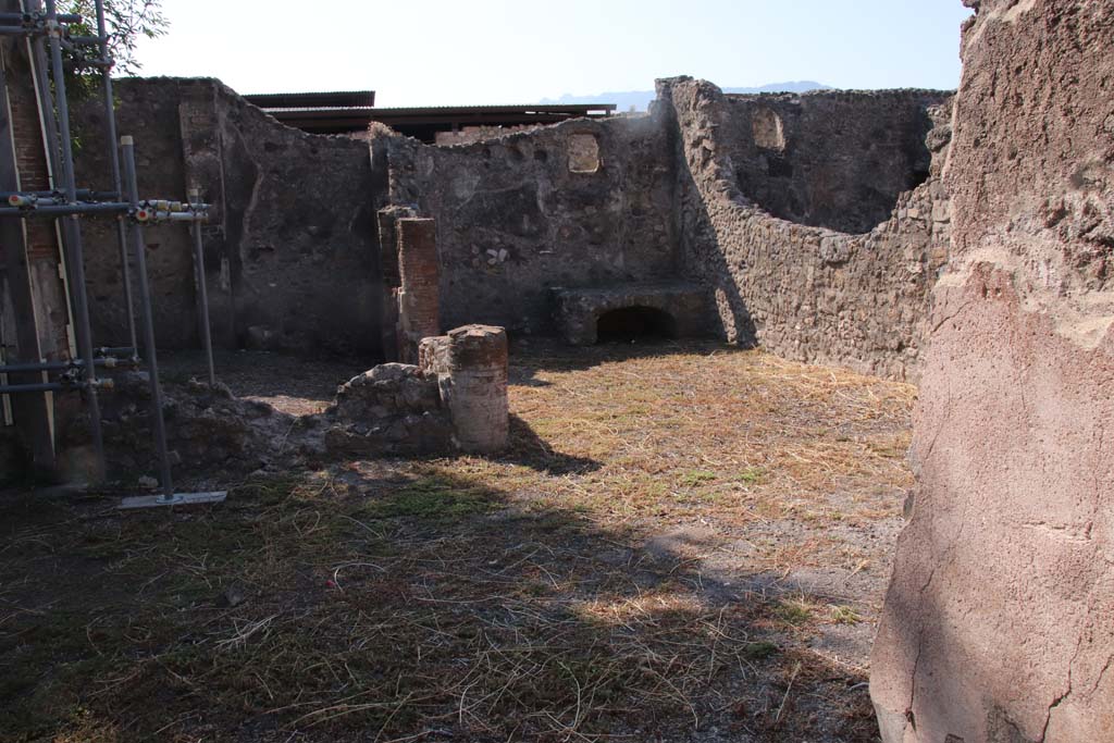 VIII.3.16 Pompeii. September 2021. Looking south across peristyle at west end. Photo courtesy of Klaus Heese.