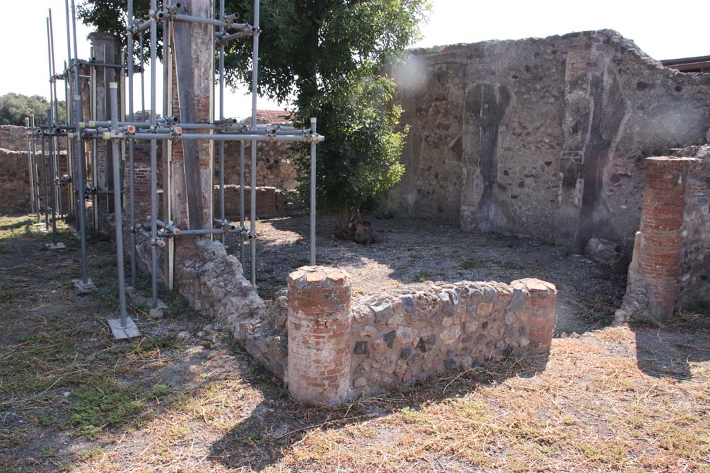 VIII.3.16 Pompeii. September 2021. Looking south-east across peristyle from west end. Photo courtesy of Klaus Heese.