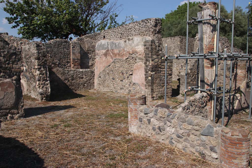 VIII.3.16 Pompeii. September 2021. 
Looking north-east from west side of peristyle towards rear rooms. For details of theserooms, See VIII.3.18. Photo courtesy of Klaus Heese. 
