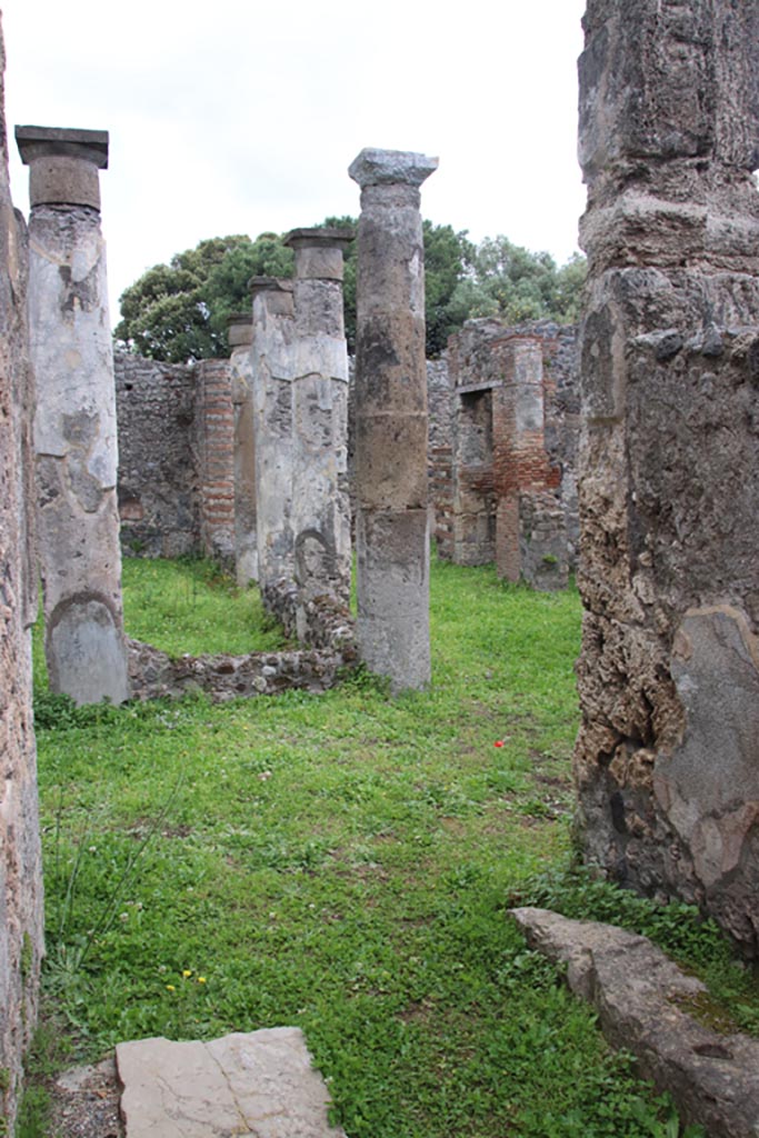 VIII.3.27 Pompeii. October 2022. 
Looking south-east from entrance corridor across peristyle. Photo courtesy of Klaus Heese. 
