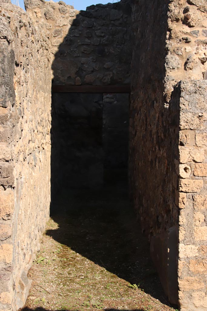 VIII.5.16 Pompeii. October 2022. 
Looking north along room 4, corridor, joining into room 2, corridor. Photo courtesy of Klaus Heese. 
