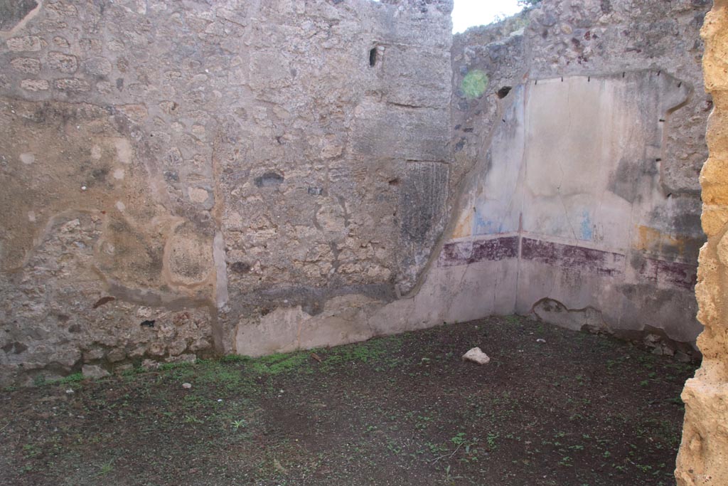 VIII.5.16 Pompeii. October 2022. Room 7, looking towards south end of east wall, and south-east corner. Photo courtesy of Klaus Heese. 