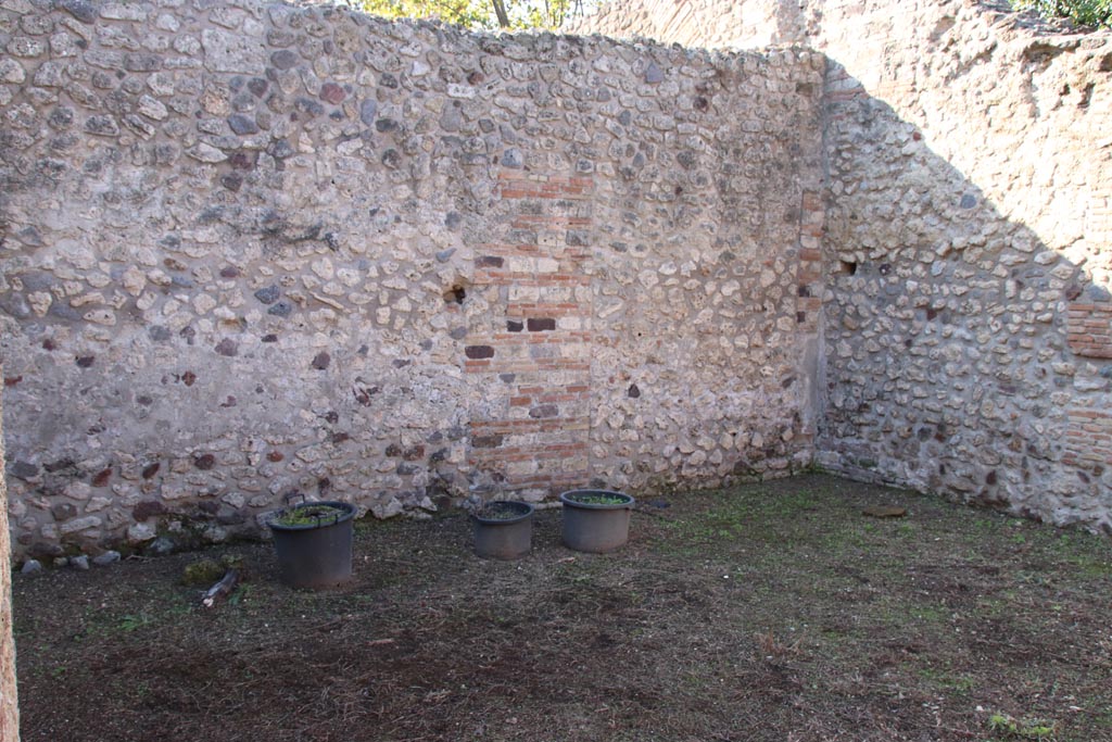 VIII.5.16 Pompeii. October 2022. Room 5, looking towards south wall and south-west corner. Photo courtesy of Klaus Heese. 