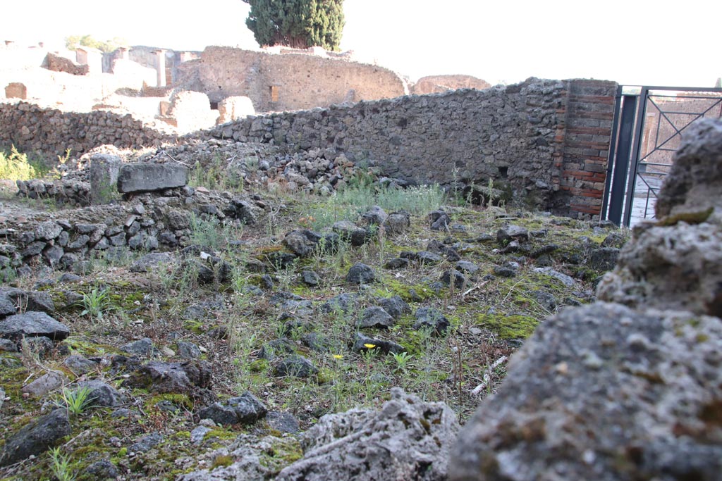 VIII.5.36 Pompeii. October 2022. Looking east from Vicolo delle Pareti Rosse. Photo courtesy of Klaus Heese. 