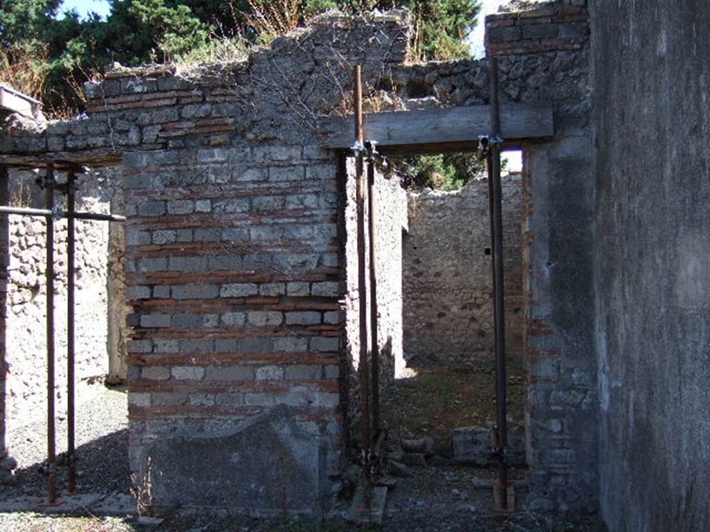 VIII.5.37 Pompeii. September 2005. Rooms 4 and 2 in south-east corner of atrium.