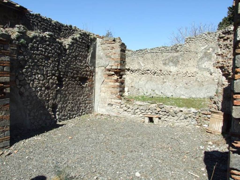 VIII.5.37 Pompeii.  March 2009.  Room 10, Tablinum. West wall. Looking north.