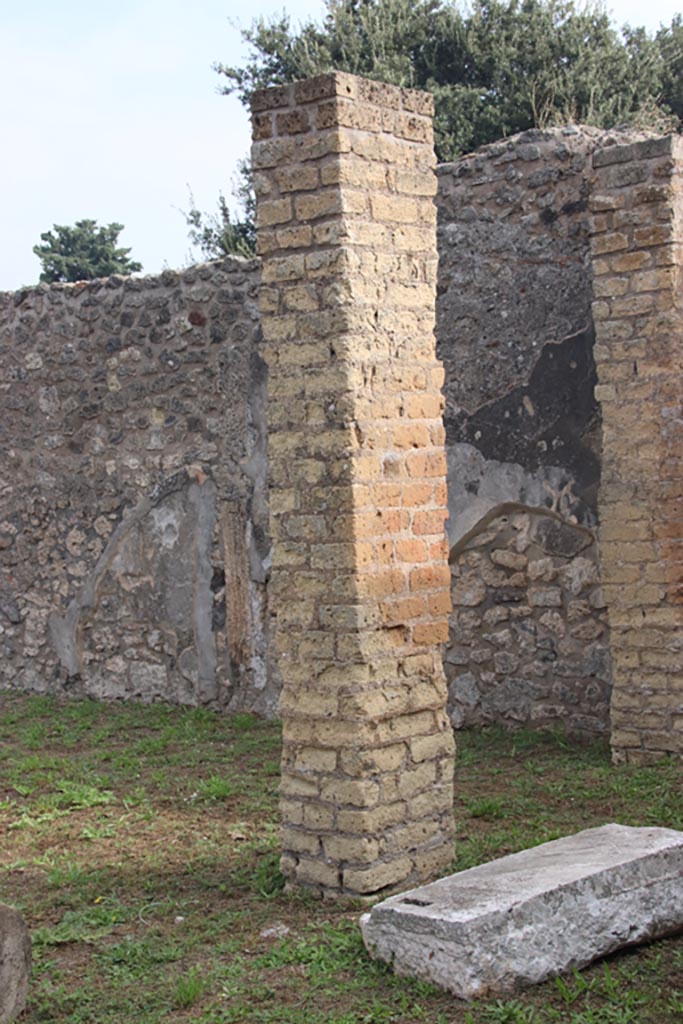 VIII.6.2 Pompeii. October 2023. 
Pilasters, stone doorway threshold, and remaining stucco on east wall. 
Photo courtesy of Klaus Heese.
