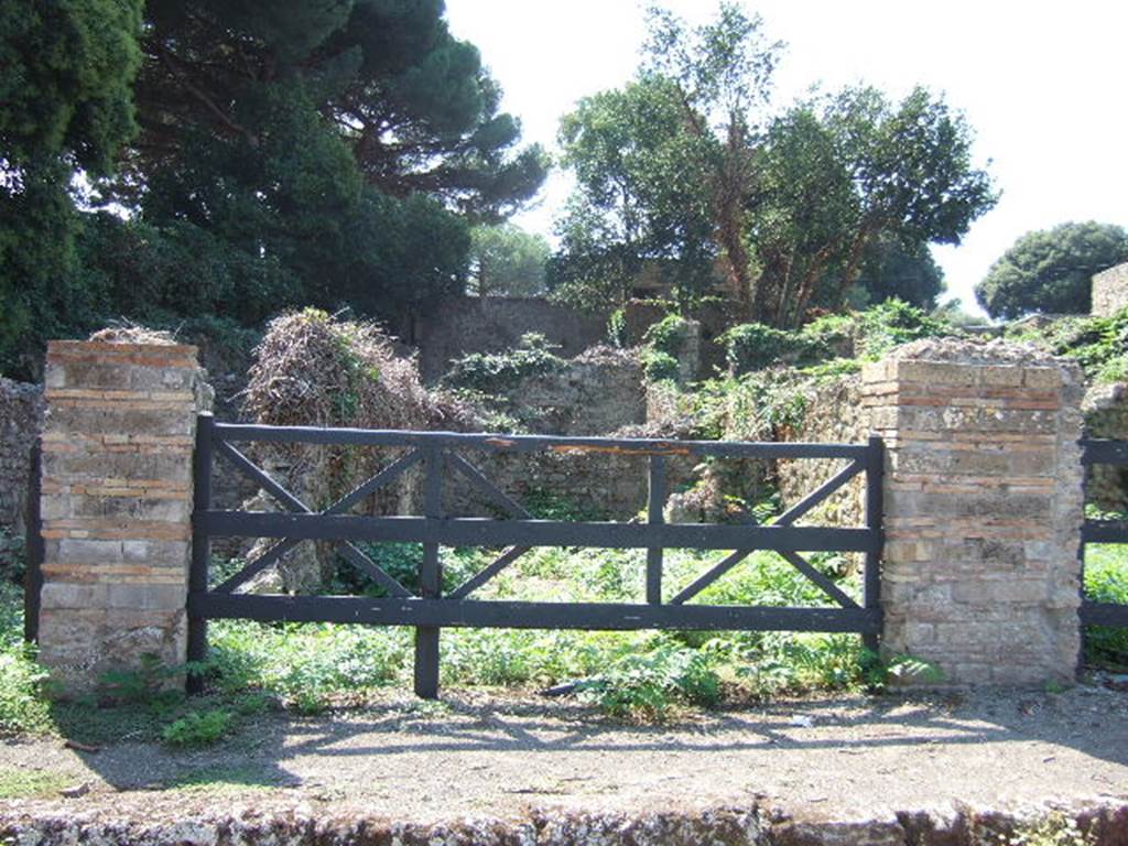 VIII.7.4 Pompeii. September 2005. Entrance, looking west. 7.3.