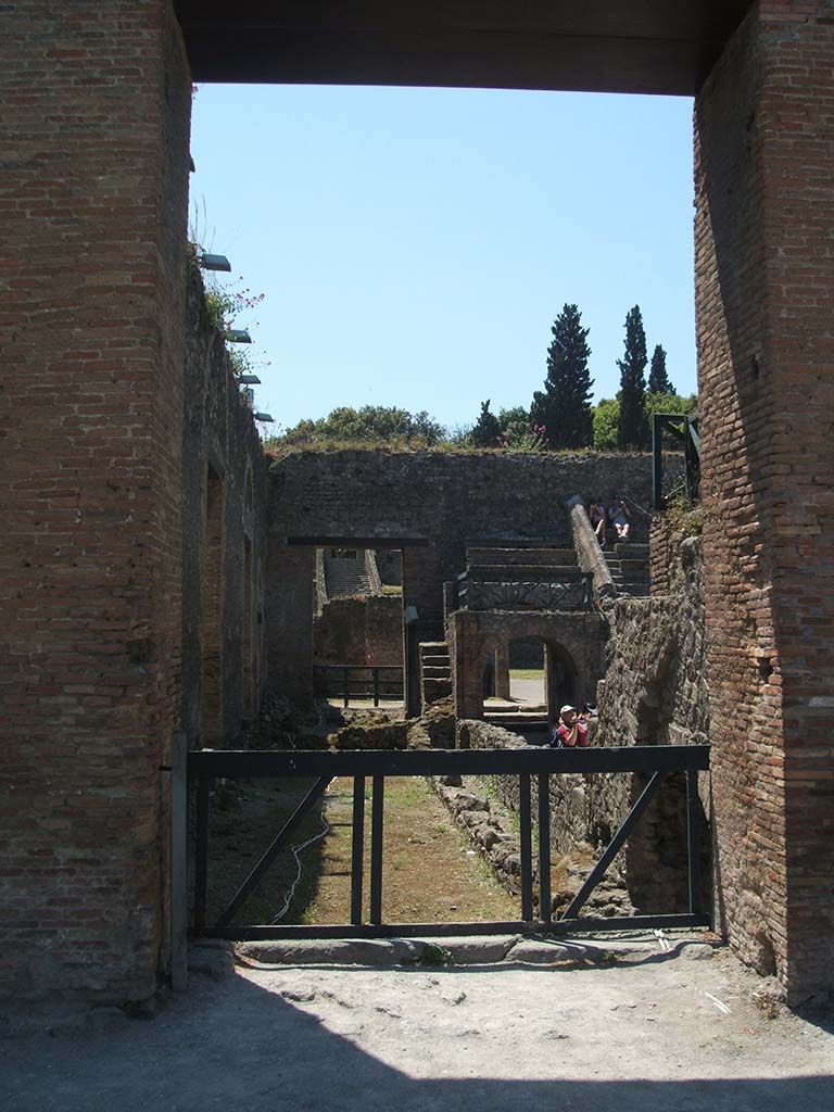 VIII.7.18 Pompeii. May 2005. Entrance to stage. Looking west.