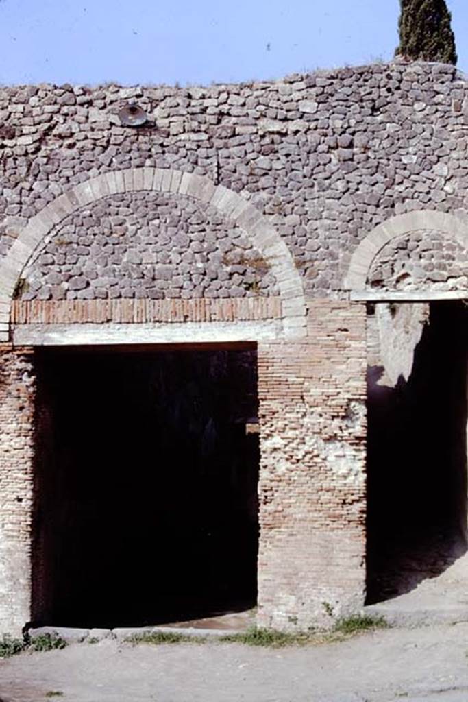 VIII.7.21 Pompeii (on right) and VIII.7.20 (on left). 1968. 
Looking west towards entrances. Photo by Stanley A. Jashemski.
Source: The Wilhelmina and Stanley A. Jashemski archive in the University of Maryland Library, Special Collections (See collection page) and made available under the Creative Commons Attribution-Non-Commercial License v.4. See Licence and use details.
J68f1165

