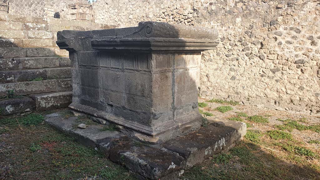 VIII.7.25, Pompeii. December 2018. Looking towards detail of east side of altar. Photo courtesy of Aude Durand.